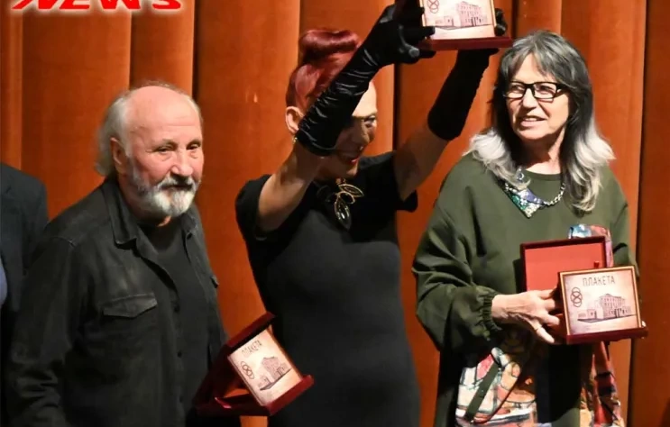 Awarded plaques to the spokesmen, they "didn't last" on stage, she burst into tears, their memories returned, were again proud that they were part of NTB